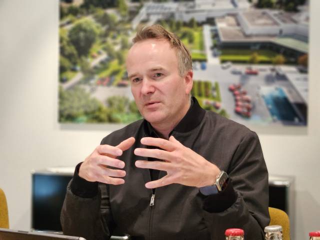 올리버 뢰커(Oliver Rocker) 메르세데스-벤츠 그룹AG 대형차 부문 총괄 엔지니어가 28일(현지시간) 독일 진델핑겐 팩토리56에서 인터뷰를 하고 있다. 사진제공=메르세데스-벤츠