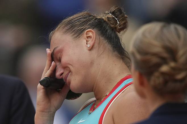아리나 사발렌카가 7일 프랑스 파리의 롤랑가로스에서 열린 프랑스오픈 여자 단식 결승에서 준우승한 뒤 인터뷰 도중 울고 있다. 파리 | AP연합뉴스