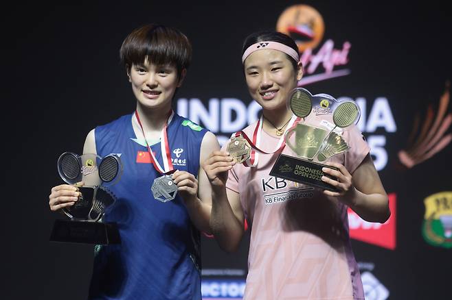 안세영(오른쪽)이 8일 인도네시아오픈 여자단식 결승에서 세계랭킹 2위인 중국의 왕즈이(왼쪽)를 꺾고 우승한 뒤 시상식에서 함께 메달을 걸고 세리머니 하고 있다. 자카르타 | EPA연합뉴스
