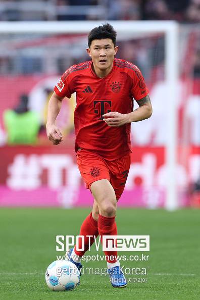 ▲ 김민재의 이적 가능성이 계속 거론되는 가운데 뮌헨은 현재 수비진 개편에 박차를 가하고 있다. 이미 바이어 레버쿠젠 주전 센터백 요나탄 타를 영입해 후방 스쿼드 1차 보강에 성공했다. 독일 현지에선 타 영입을 사실상 뮌헨의 김민재 방출 통보로 해석하는 분위기다.