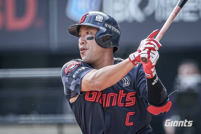 적사타를 때려내는 전준우의 모습. /사진=롯데 자이언츠