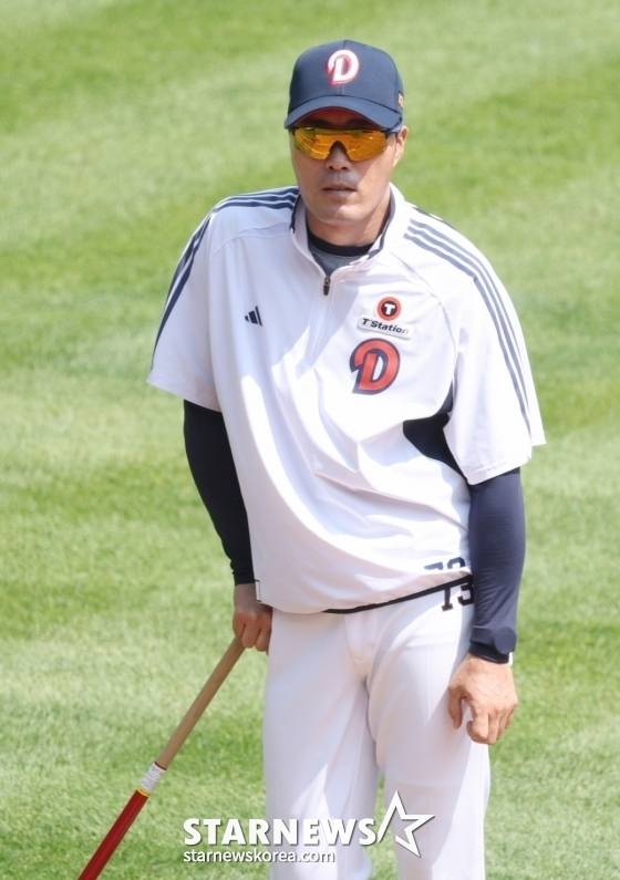 두산 조성환 감독 대행이 선수들의 훈련을 지켜보고 있다. /사진=김진경 대기자