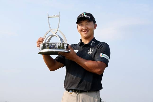 김홍택이 8일 부산 기장군의 아시아드CC 파인 레이크 코스에서 열린 백송홀딩스-아시아드CC 부산오픈(총상금 10억 원)에서 우승을 차지한 뒤 트로피를 들고 포즈를 취하고 있다. /사진=KPGA 제공
