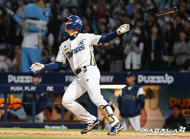 SSG 랜더스가 NC 다이노스와 7일 트레이드에 합의했다. NC에 2026 KBO 신인 드래프트 4라운드 지명권과 현금 5천만원을 넘기는 조건으로 외야수 김성욱을 영입했다. 김성욱은 2013년 1군 데뷔 이후 통산 2178타수 516안타 타율 0.237 78홈런 293타점 64도루 360득점 출루율 0.310 장타율 0.398을 기록했다. SSG는 즉시 전력감을 확보하기 위해 트레이드가 추진됐다고 설명했다. 엑스포츠뉴스 DB