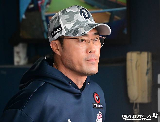 두산 베어스 조성환 감독대행이 지난 7일 잠실 롯데전에서 상대 타자로 2점 홈런을 쏘아 올리면서 맹활약한 전준우를 향해 처음으로 너무 미웠다는 농담을 던져 좌중을 폭소케했다. 지난 7일 경기에서 패한 두산은 8일 롯데전에서 조 대행 체제 첫 위닝 시리즈를 노린다. 엑스포츠뉴스 DB