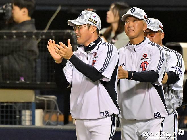 두산 베어스 조성환 감독대행이 지난 7일 잠실 롯데전에서 상대 타자로 2점 홈런을 쏘아 올리면서 맹활약한 전준우를 향해 처음으로 너무 미웠다는 농담을 던져 좌중을 폭소케했다. 지난 7일 경기에서 패한 두산은 8일 롯데전에서 조 대행 체제 첫 위닝 시리즈를 노린다. 엑스포츠뉴스 DB