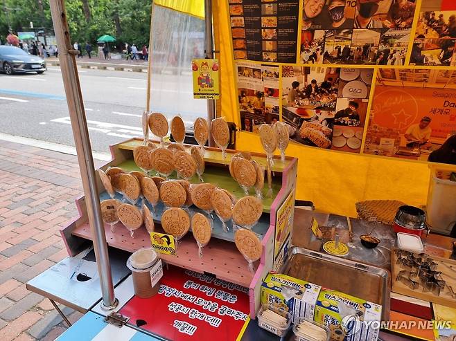 '대학로 달고나' 부스 안 (서울=연합뉴스) 서윤호 인턴기자 = 지난달 29일 오후 서울 종로구 혜화역 3번 출구 옆 '대학로 달고나' 부스 안은 달고나와 달고나를 만들기 위한 도구로 가득하다. 2025.6.8