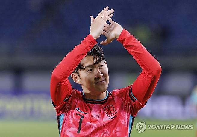 손흥민의 응원단을 향한 진심의 인사 (쿠웨이트시티=연합뉴스) 황광모 기자 = 14일 오후(현지시간) 쿠웨이트 자베르 알 아흐메드 국제 경기장에서 열린 2026 북중미 월드컵 아시아지역 3차 예선 B조 5차전 한국과 쿠웨이트의 경기.
한국 축구대표팀의 주장 손흥민이 쿠웨이트에게 3대1로 승리한 뒤 경기장에서 응원에 나선 붉은악마 응원단에게 인사하고 있다. 2024.11.15 hkmpooh@yna.co.kr