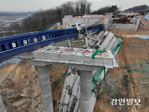 지난 2월 28일 오전 안성시 서울세종고속도로 건설 공사 교량 상판 붕괴사고 현장에서 합동 감식이 진행되고 있다. 2025.2.28 /이지훈기자 jhlee@kyeongin.com