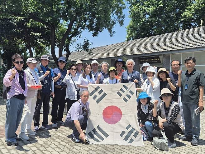 ▲ 6일 오후 중국 전장에 있는 대한민국 임시정부 진열관에 방문한 만오 홍진 인천시민답사단이 태극기를 들고 기념촬영을 하고 있다.