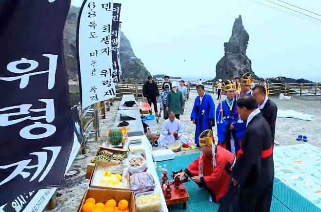 정석두회장이 제를 올리고 있다./푸른 울릉도독도가꾸기회