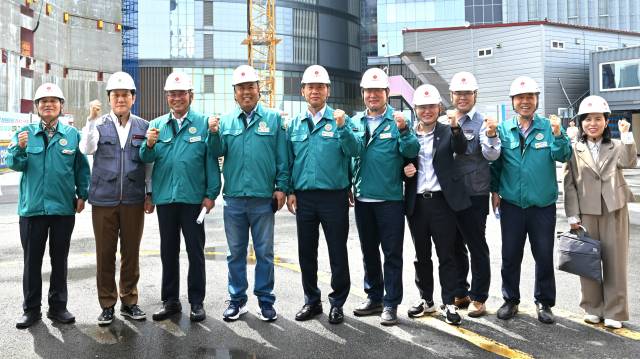 부산시의회 건설교통위원회는 9일 부산롯데타워 건설 현장과 부산복합혁신센터를 차례로 방문해 주요 사업의 추진 상황을 점검했다. 부산시의회 제공