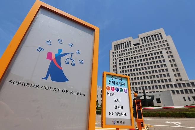 조희대 대법원장은 5일 출근길에서 대법관 증원과 관련해