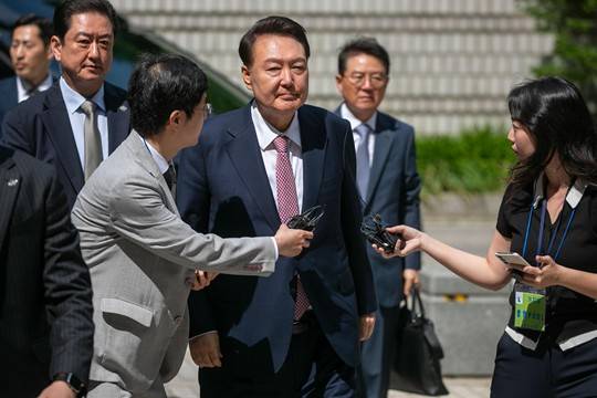 윤석열 전 대통령이 9일 서울 서초구 서울중앙지방법원에서 열린 내란 우두머리 혐의·직권남용 권리행사 방해 혐의 사건 6차 공판에 출석하며 취재진 질문을 듣고 있다. 사진=뉴시스