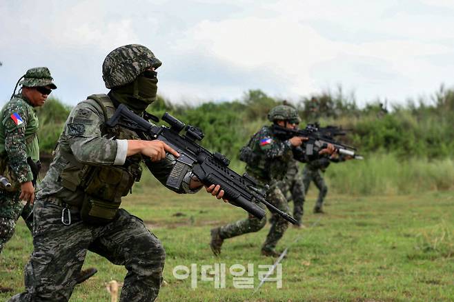 카만닥훈련에 참가한 해병대 장병들이 5월 28일 필리핀 루손섬 일대에서 필리핀 해병대와 함께 소부대 전술훈련(기동사격술)을 실시하고 있다. (사진=해병대)