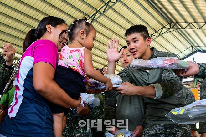 카만닥 훈련에 참가한 해병대 장병이 6월 2일 필리핀 베롱해안 마을 체육관에서 현지 아이들을 대상으로 이발, 레크레이션, 선물 전달 등의 대민지원활동을 하고 있다. (사진=해병대)