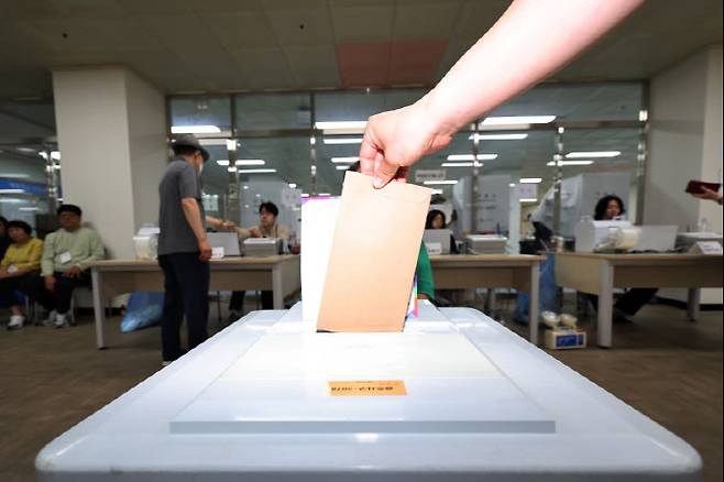 제21대 대통령선거 사전투표 이틀째인 30일 사전투표소에서 유권자들이 투표하고 있다. 기사 내용과 관련이 없는 자료 사진. (사진=연합뉴스)