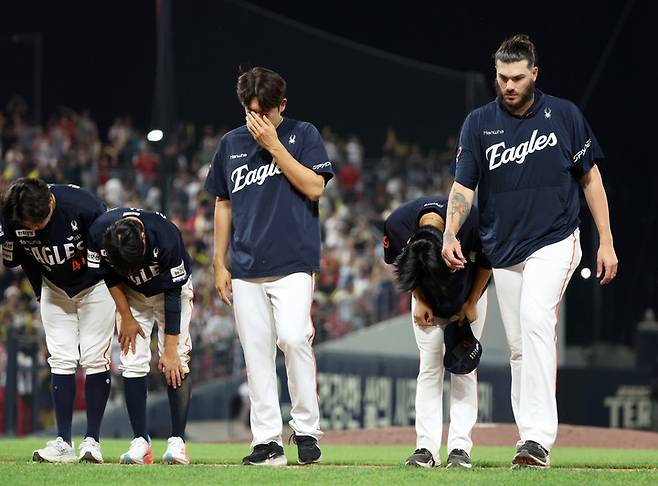 8일 KIA에 패한 뒤 팬들에게 고개를 숙이는 한화 선수들