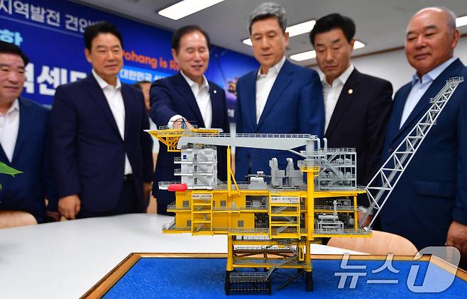 한국석유공사 상호발전협력센터 개소식에서 김동섭 한국석유공사 사장(왼쪽에서 세 번째)이 참석한 내빈들에게 시추선 모형을 설명하고 있다. 2024.9.5/뉴스1 ⓒ News1 최창호 기자