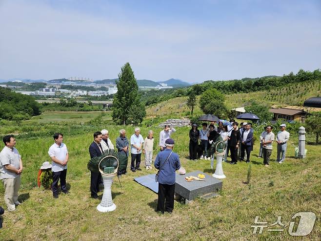 (충주=뉴스1) 윤원진 기자 = 평생을 땅과 생명, 농민의 권익을 위해 살아온 김상덕 전 가톨릭농민회 회장의 생애가 타계 1주기를 맞아 재조명되고 있다. 사진은 1주년 추모제.(독자 제공. 재판매 및 DB금지)/뉴스1