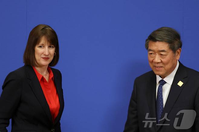허리펑 중국 국무원 부총리와 레이철 리브스 영국 재무장관이 11일 (현지시간) 베이징 댜오위타이 국빈관에서 열린 제11차 중·영 경제 재정 고위급 대화 기자회견을 마친 뒤 떠나고 있다. 202.01,12 ⓒ 로이터=뉴스1 ⓒ News1 우동명 기자