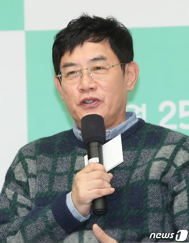 방송인 이경규가 25일 서울 여의도 한국방송공사 신관에서 열린 KBS2 예능 프로그램 '신상출시 편스토랑' 제작발표회에 참석해 인사말을 하고 있다. 2019.10.25/뉴스1 ⓒ News1 권현진 기자