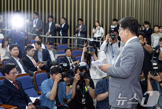 권성동 국민의힘 원내대표가 5일 오전 서울 여의도 국회에서 열린 의원총회에서 사퇴 의사를 밝힌 후 회의장을 나서고 있다. 2025.6.5/뉴스1 ⓒ News1 이재명 기자