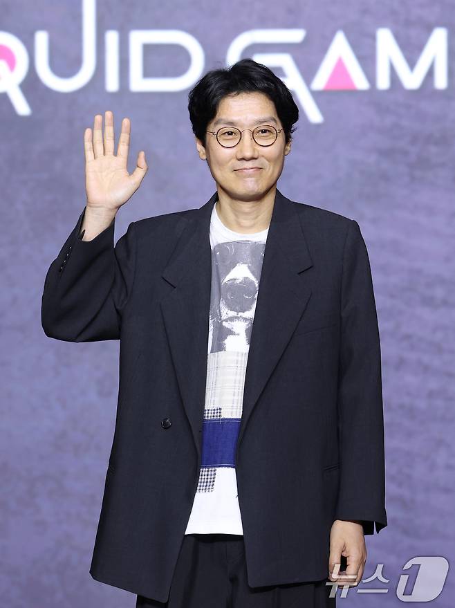 황동혁 감독이 9일 서울 용산구 서울드래곤시티에서 열린 넷플릭스 시리즈 '오징어 게임' 시즌3 제작발표회에서 포즈를 취하고 있다. '오징어 게임' 시즌3은 자신만의 목적을 품고 다시 참가한 게임에서 가장 친한 친구를 잃고 만 ‘기훈’과, 정체를 숨긴 채 게임에 숨어들었던 프론트맨, 그리고 그 잔인한 게임 속에서 살아남은 참가자들의 마지막 운명을 그린 이야기다. 2025.6.9/뉴스1 ⓒ News1 권현진 기자