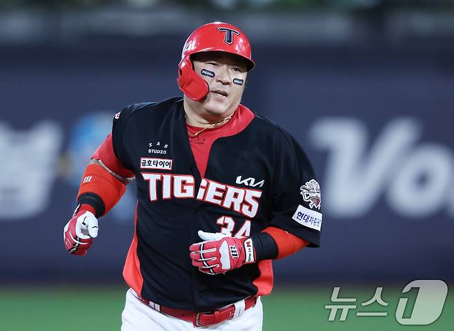 20일 오후 수원KT위즈파크에서 열린 2025 신한 SOL뱅크 KBO리그 KT위즈와 KIA 타이거즈의 경기에서 KIA 최형우가 6회초 2사 2루 상황 KT 원상현 상대로 2점 홈런을 때린 뒤 홈으로 향하고 있다. 2025.5.20/뉴스1 ⓒ News1 박지혜 기자