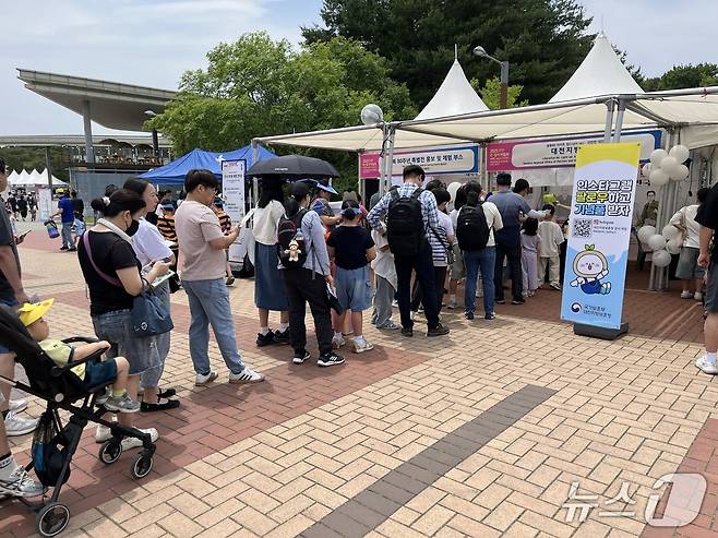 천안 독립기념관에서 열린 보훈문화제 체험부스에 모여든 시민들(대전보훈청 제공) /뉴스1