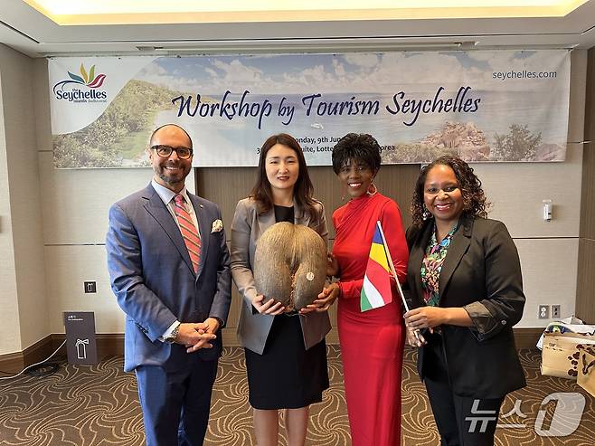 김빛남 전 세이셸관광청 한국사무소장(왼쪽에서 두번째), 아미아 조바노빅-데지르 세이셸관광국 매니저 ⓒ News1 윤슬빈 기자