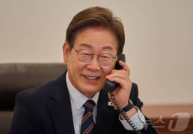 이재명 대통령이 9일 서울 용산구 대통령실 청사 집무실에서 이시바 시게루 일본 총리와 전화 통화를 하고 있다. (대통령실 제공. 재판매 및 DB 금지) 2025.6.9/뉴스1 ⓒ News1 허경 기자