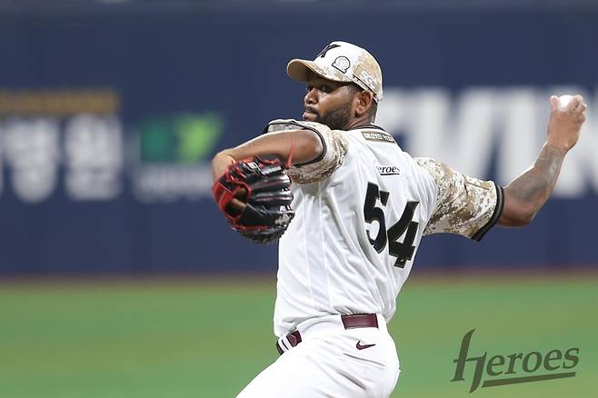 키움 알칸타라가 7일 고척스카이돔에서 열린 2025 KBO리그 LG전에 선발 등판해 역투하고 있다. 사진 | 키움 히어로즈