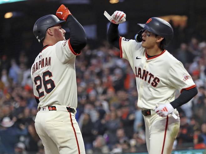 이정후가 채프먼과 세리머니를 펼치고 있다. 사진 | AP 연합뉴스