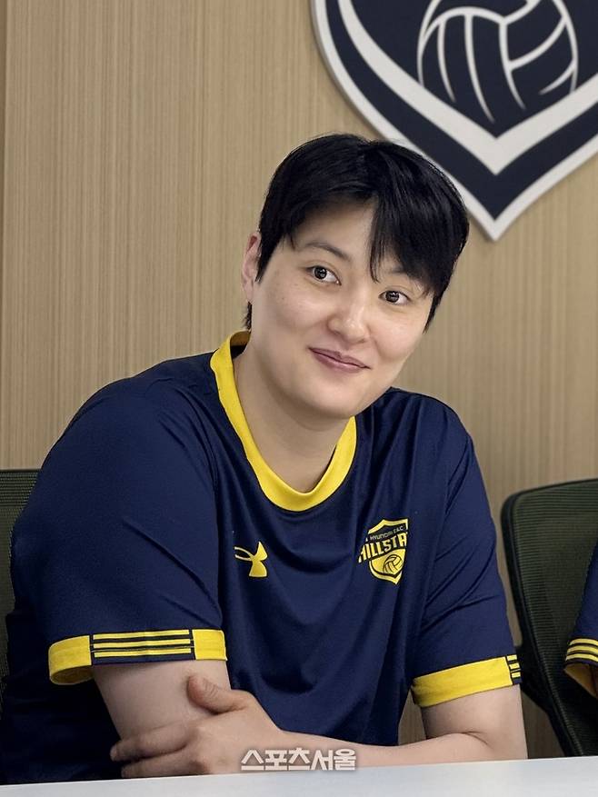 현대건설 김희진이 9일 경기도 용인 체육관에서 열린 간담회에서 미소를 짓고 있다. 용인 | 정다워 기자