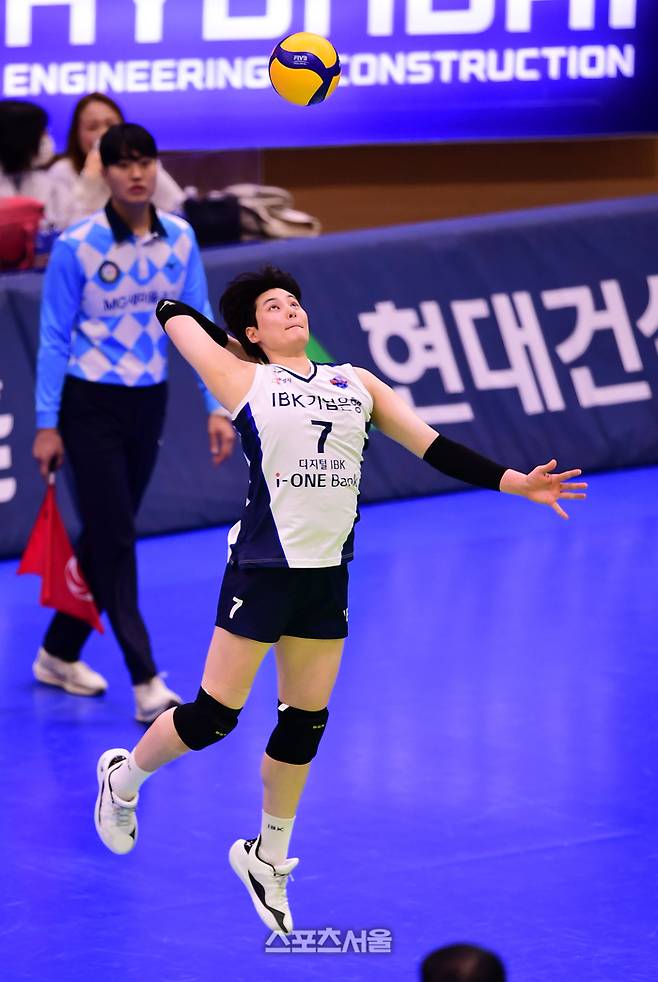 IBK 김희진이 수원체육관에서 열린 2023-2024 V리그 여자부 현대건설과 경기에서 서브를 하고 있다. 사진 | 스포츠서울DB