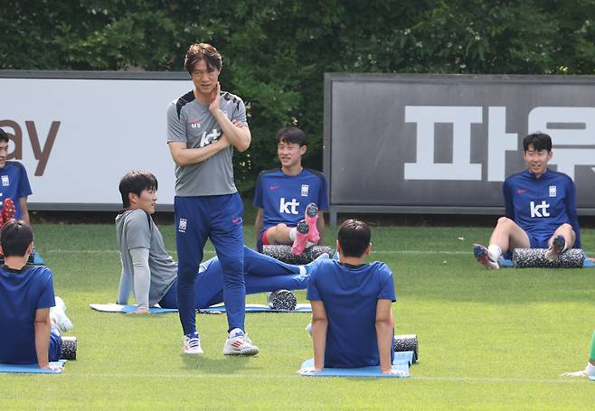 선수들 지켜보는 홍명보 감독
(파주=연합뉴스) 서명곤 기자 = 8일 파주 국가대표트레이닝센터(NFC)에서 북중미 월드컵 예선 최종전을 앞둔 축구 국가대표팀 홍명보 감독이 선수들을 지켜보고 있다. 2025.6.8