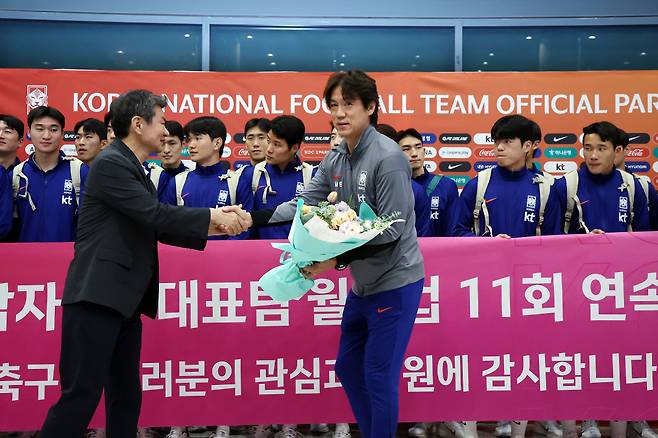 꽃다발 받는 홍명보 감독
(영종도=연합뉴스) 윤동진 기자 = 홍명보 대한민국 축구 대표팀 감독이 6일 인천국제공항을 통해 귀국, 정몽규 대한축구협회장으로부터 꽃다발을 받고 있다. 2025.6.6