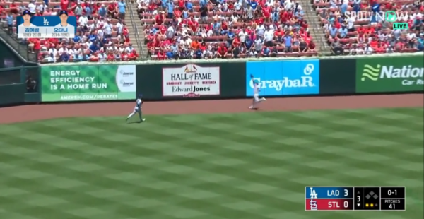 엄청난 주력으로 타구를 잡은 김혜성(오른쪽). ⓒSPOTV NOW 중계화면 캡처