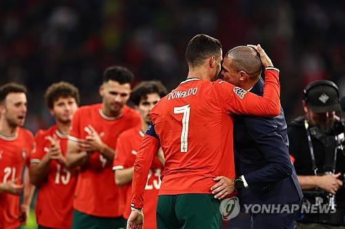 페페와 포옹하는 호날두. ⓒ연합뉴스 AFP