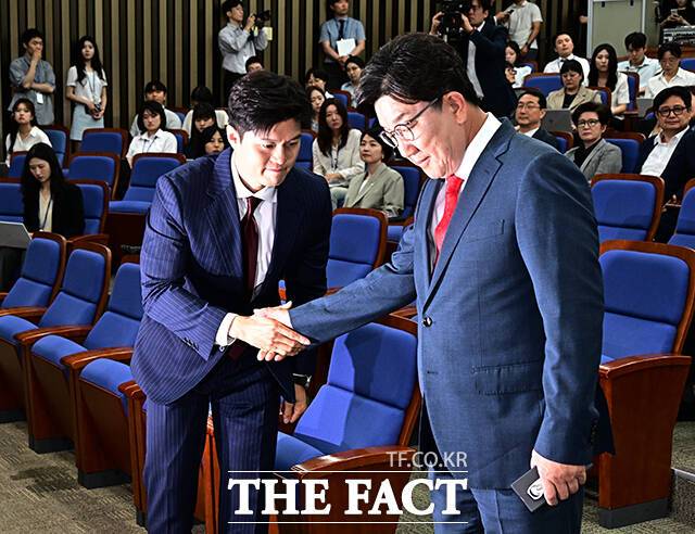 의원총회에 참석해 인사하는 김용태 비상대책위원장(왼쪽)과 권성동 원내대표.