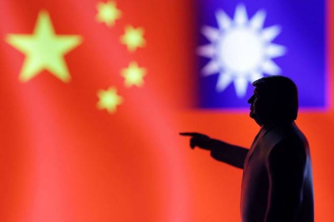 중국 국기를 배경으로 미니어처로 만들어진 도널드 트럼프 미국 대통령의 모습. 로이터연합뉴스