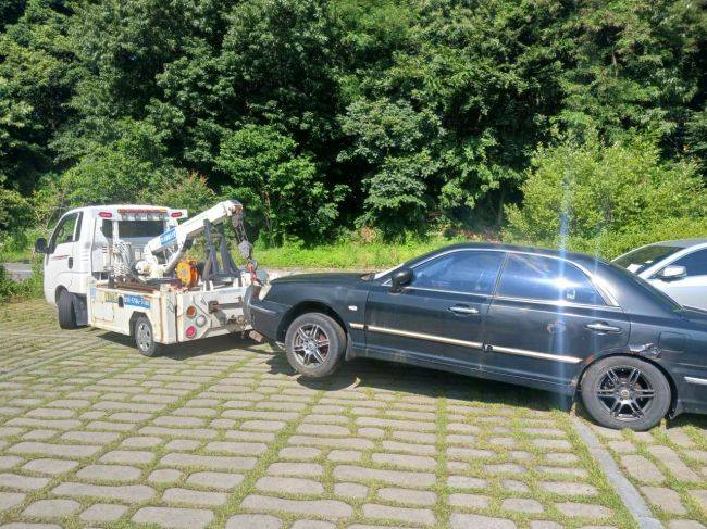 서구가 무료 공영주차장 내 1개월 이상 장기 방치된 차량에 대해 강제 견인 조치에 나섰다. 광주 서구 제공