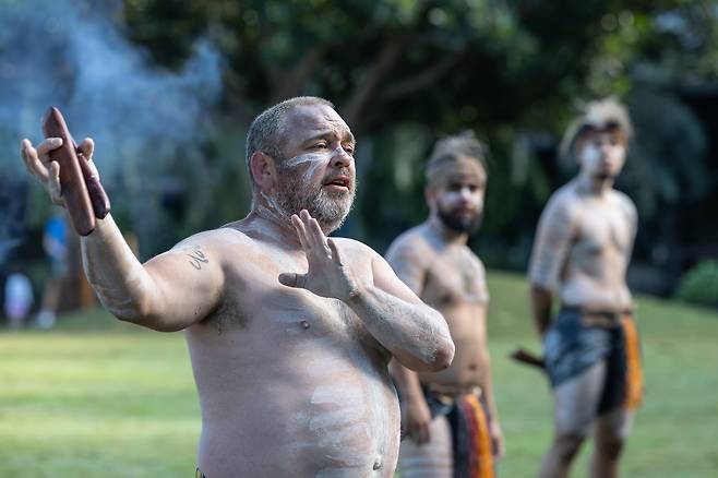 지난 4월 26일 오전 호주 퀸즐랜드주 브리즈번에서 열린 미디어 초청 행사에서 원주민 샤넌(46)이 공연하고 있다. 그의 공연팀은 지금까지 약 1500만 명 이상의 사람들 앞에서 원주민 문화 공연을 선보였다. "어릴적부터 나의 뿌리를 세상에 알리기 위한 노력을 해왔다"고 했다. /호주정부관광청