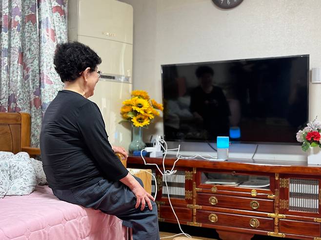 지난 4일 오전 제주도 제주시 일도이동의 한 빌라에서 오춘자(90) 할머니가 AI 스피커에서 나오는 날씨 안내를 듣고 있다. /박상현 기자