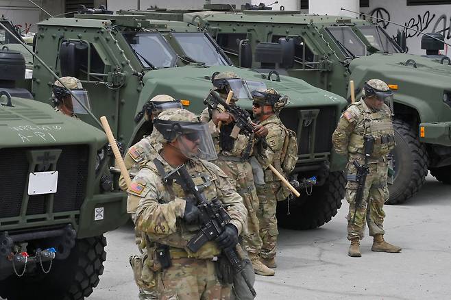 8일 캘리포니아 주방위군이 메트로폴리탄 구치소를 지키고 있다. /연합뉴스