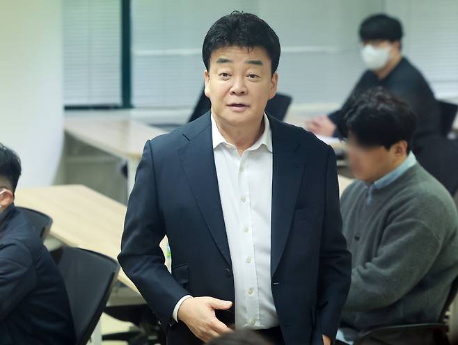 백종원 더본코리아 대표가 지난 3월 28일 서울 서초구 스페이스쉐어 강남역센터에서 열린 정기 주주총회에서 참석해 주주들을 바라보고 있다./뉴스1