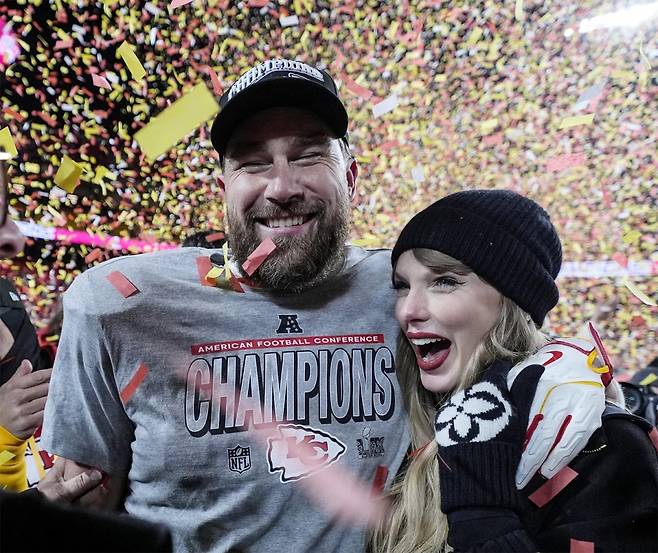 테일러 스위프트(오른쪽)가 지난달 27일 미국프로미식축구리그(NFL) 슈퍼볼 진출을 확정한 남자 친구 트래비스 켈시(캔자스시티)와 기쁨을 나누고 있다. 캔자스시티는 10일 필라델피아를 상대로 NFL 슈퍼볼 역사상 첫 3회 연속 우승에 도전한다. 버펄로=AP 뉴시스