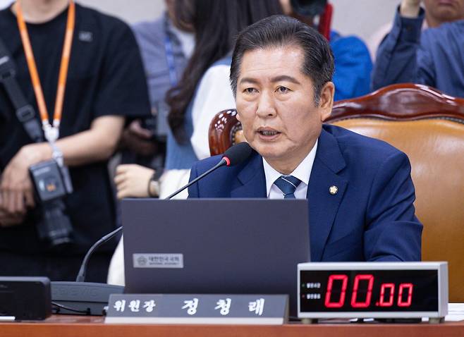 정청래 국회 법제사법위원회 위원장이 지난달 14일 오전 서울 여의도 국회에서 열린 법사위 전체회의에서 발언을 하고 있다. 뉴스1