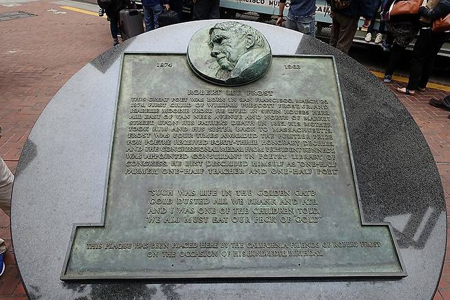 미국 캘리포니아주 샌프란시스코에 위치한 프로스트의 명판. 하단에는 ‘프로스트의 캘리포니아 친구들이 그의 100번째 생일을 기념해 이곳에 설치했다’고 쓰여 있다. 사진 출처 위키미디어